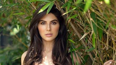 Elnaaz Norouzi strips in support of Iranian women: Not promoting ...